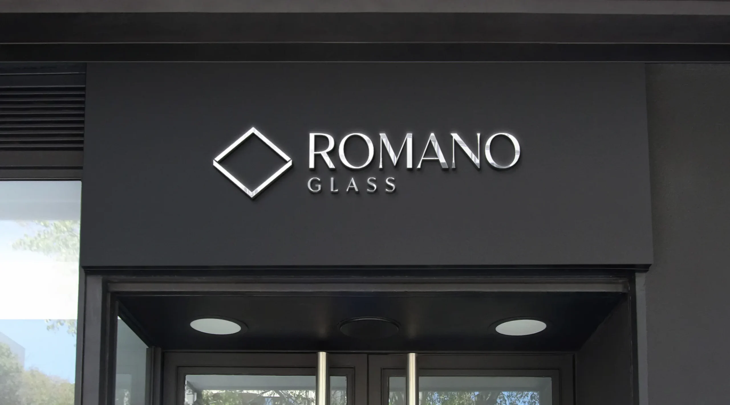 Letrero de Romano Glass en fachada de edificio.