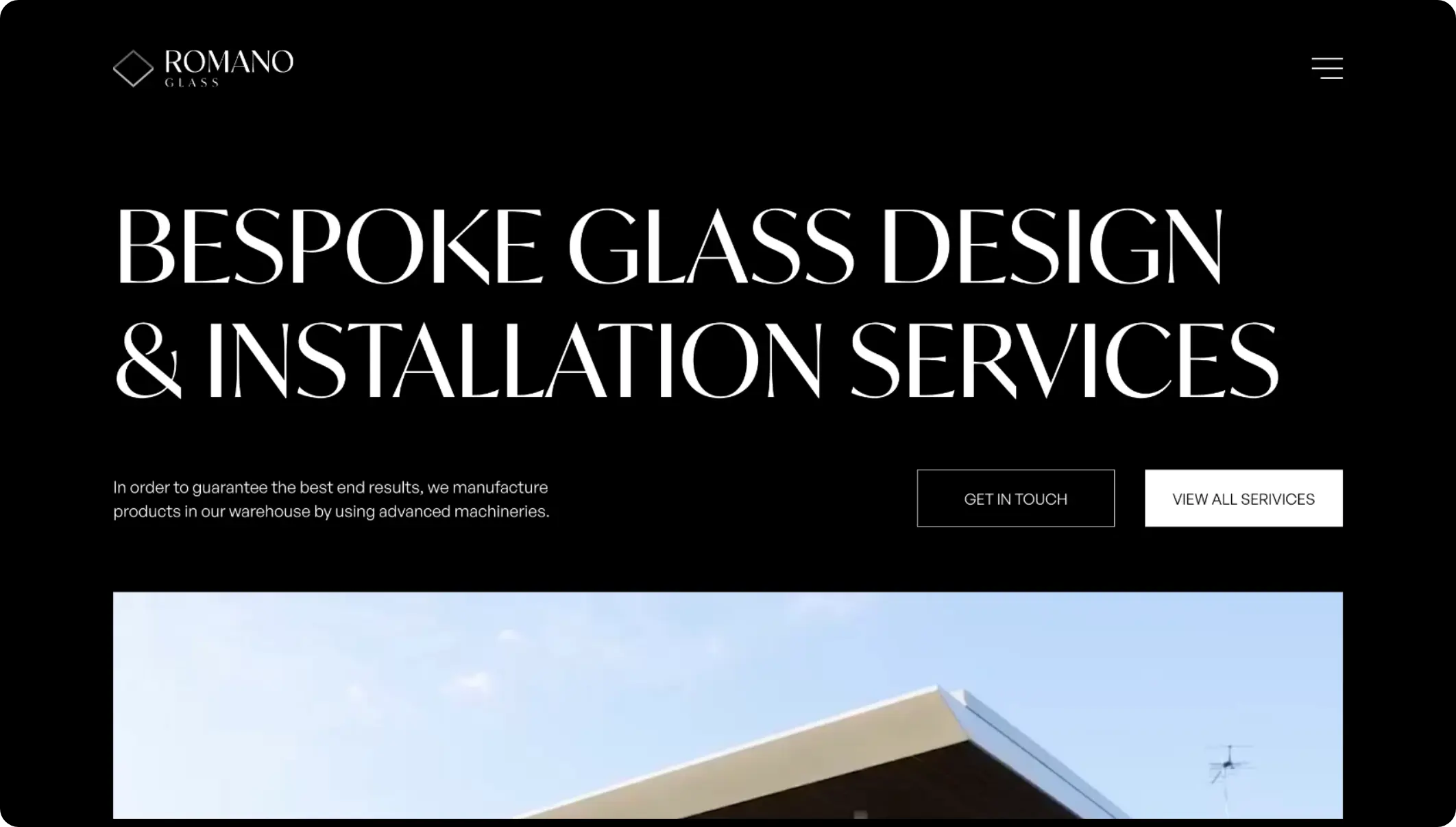Página principal del sitio web Romano Glass, destacando servicios de diseño e instalación de vidrio a medida.