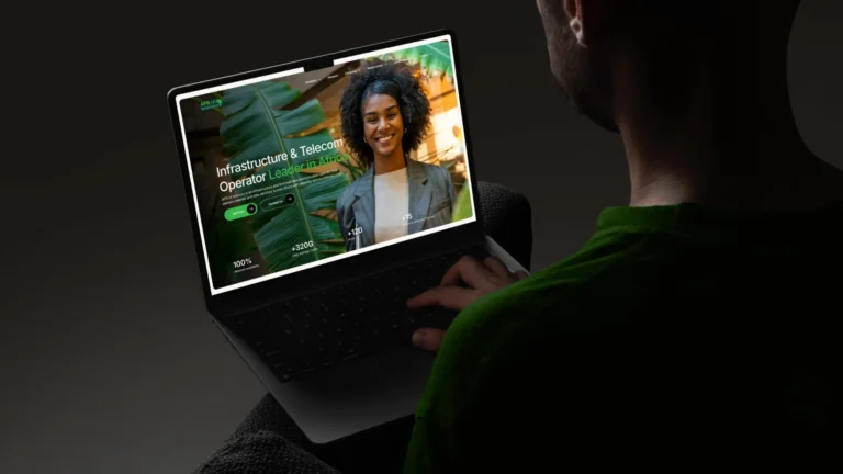 Interfaz Macbook Pro mostrando la web de Afr-ix de cobertura de fibra óptica y conectividad en África sobre una mesa de madera oscura.