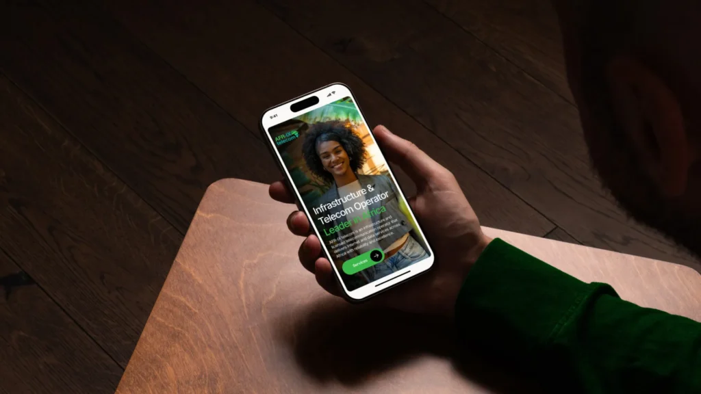 Usuario navegando por la versión móvil de Afr-ix Telecom, mostrando una interfaz limpia y optimizada para smartphones.
