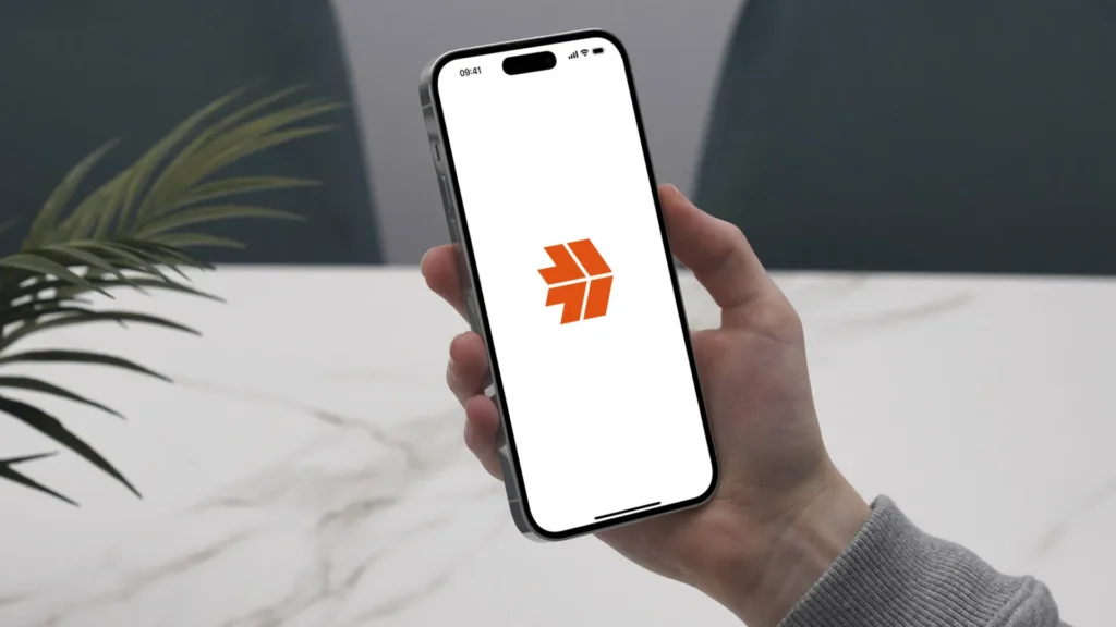 Pantalla de carga (Splash Screen) de la aplicación Gespromo mostrando el isotipo naranja minimalista sobre fondo blanco en un iPhone.