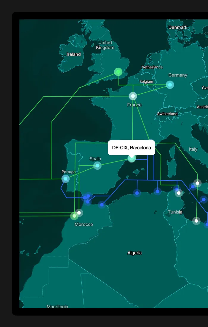 Visualización de tooltip interactivo sobre el nodo DE-CIX en Barcelona, mostrando las rutas de interconexión directa con el norte de África.