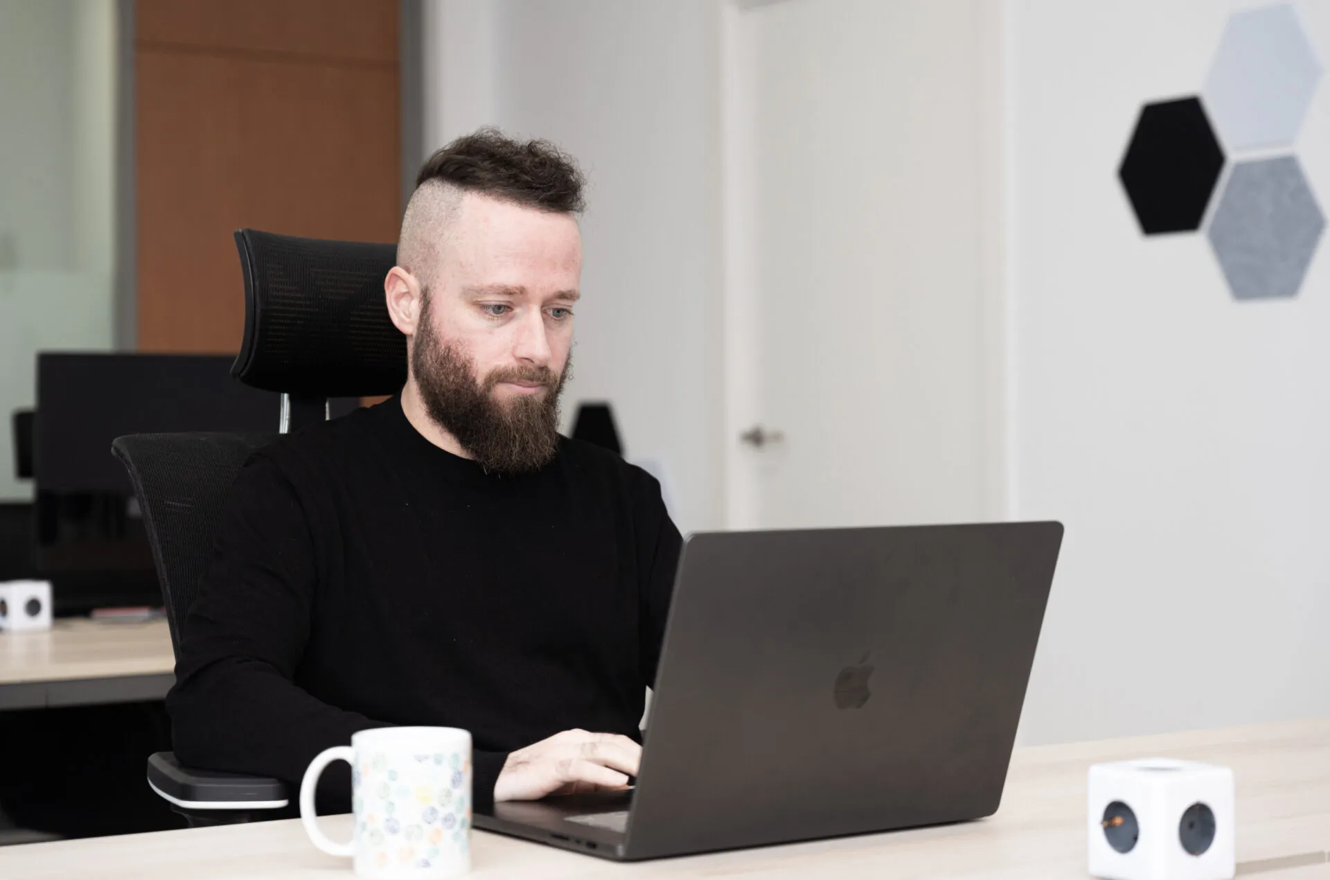 Jorge ML desarrollando estrategias de posicionamiento web y diseño de interfaces desde su estudio.