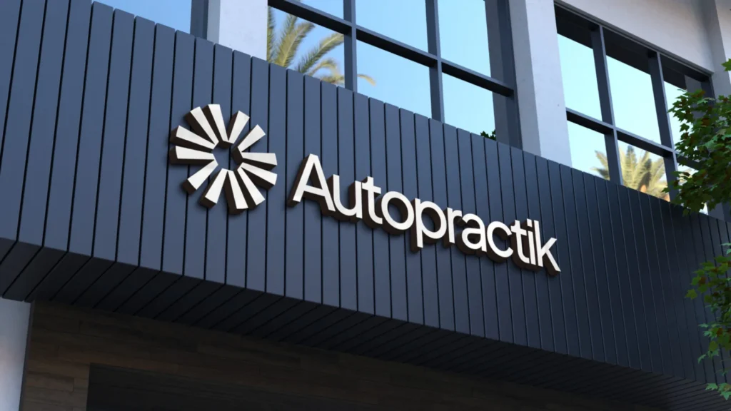 Render 3D del logotipo de Autopractik corpóreo montado sobre la fachada moderna de un edificio de oficinas.