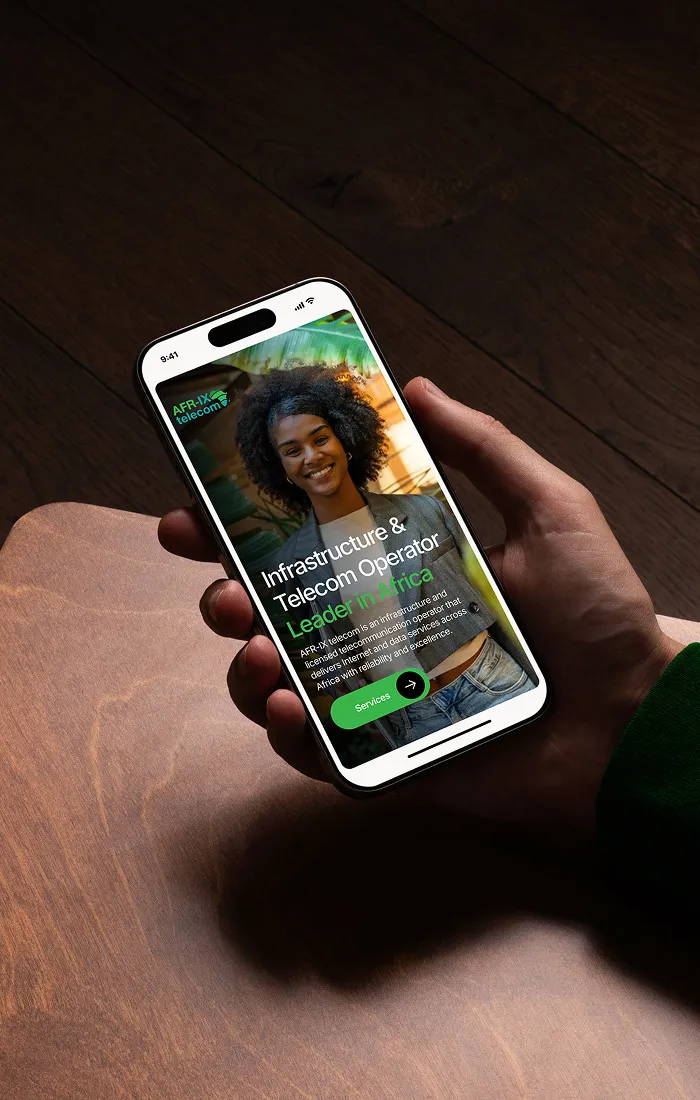 Pantalla de inicio móvil para operador de infraestructura de telecomunicaciones con diseño UX enfocado en la claridad y fotografía humana.